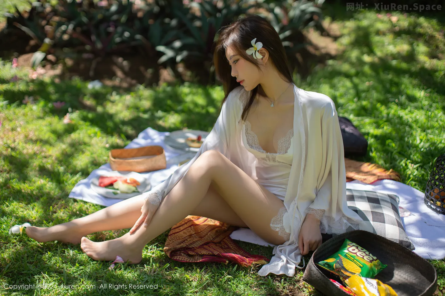 图片[6]-[XiuRen秀人网]VOL.8256 女神绮里嘉ula户外性感白色吊带裙配超薄肉丝秀惹火身材诱惑写真75P-秀人网官方网站